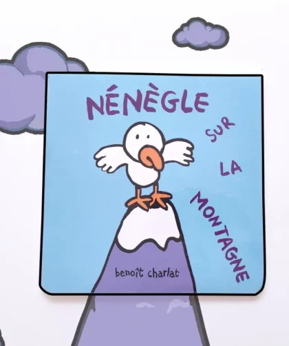 Illustration dans un style enfantin d'un petit aigle posé en haut d'une montagne. C'est la couverture du livre "Nénègle sur la Montagne" de Benoît Charlat
