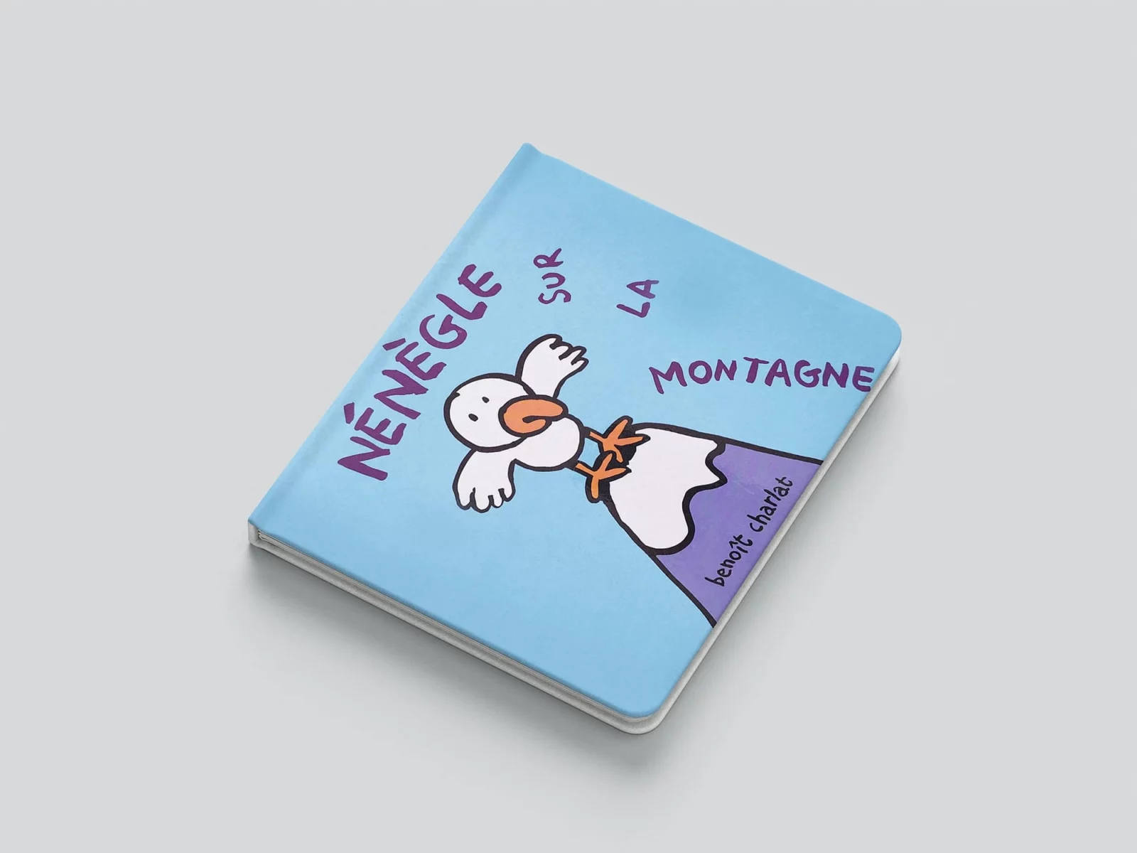 Illustration dans un style enfantin d'un petit aigle posé en haut d'une montagne. C'est la couverture du livre "Nénègle sur la Montagne" de Benoît Charlat