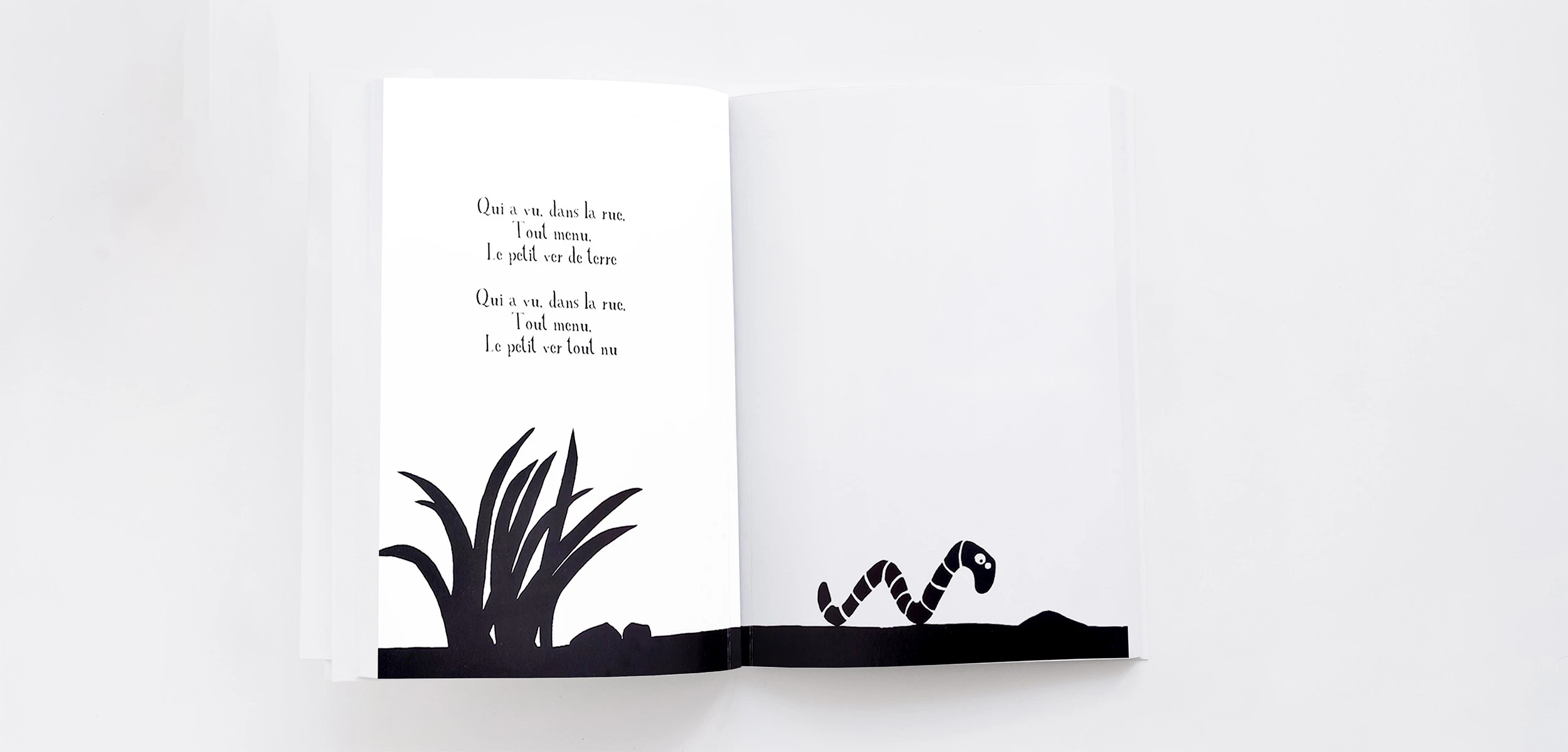 Illustrations en noir et blanc du livre Le petit ver tout nu stimulant la vision du nourrisson